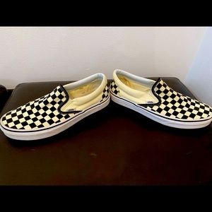 Vans slip on checkered shoes Mens 8/Women’s 9.5.